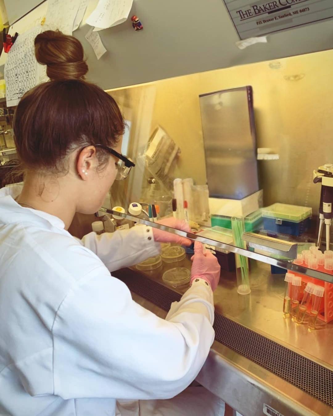Celine Becker im Labor während des Biochemie- und Biomedizin-Studiums